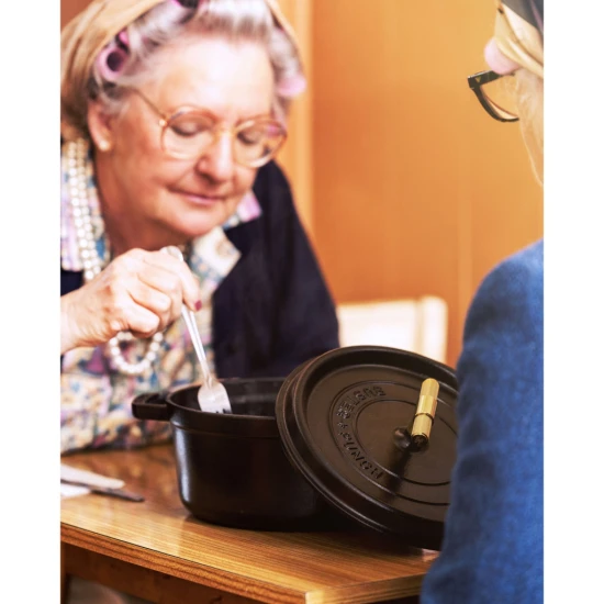 Staub La Cocotte | Cocotte öntöttvas főzőedény T alakú fogantyúval 28 cm | fekete | kerek | öntöttvas