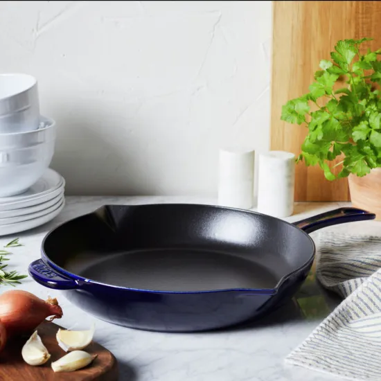 Staub öntöttvas serpenyő| tengerkék| kerek | 30 cm Staub öntöttvas serpenyő| tengerkék| kerek | 30 cm