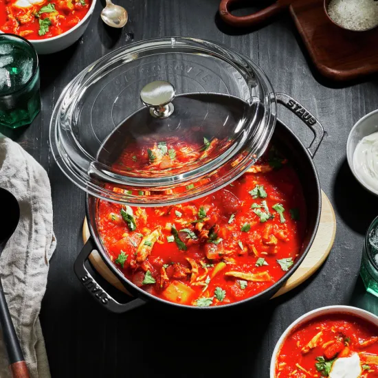 Staub öntöttvas edény | fekete | kerek | üvegfedővel 24 cm Staub öntöttvas edény | fekete | kerek | üvegfedővel 24 cm