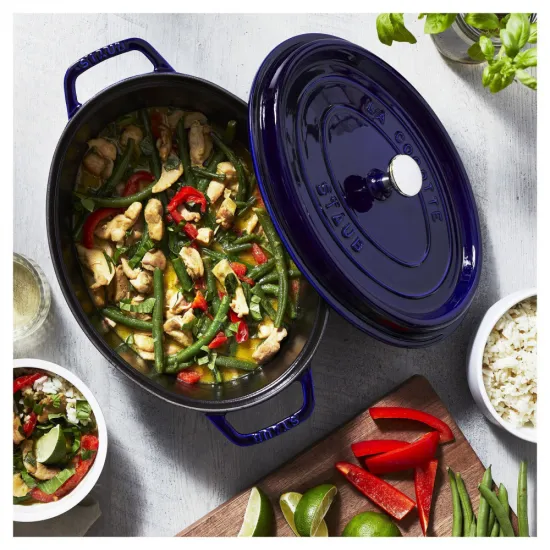 Staub öntöttvas edény | sötétkék | ovális 29 cm | 4,2l Staub öntöttvas edény | sötétkék | ovális 29 cm | 4,2l