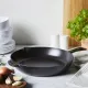 Staub öntöttvas serpenyő| fekete | kerek | 26 cm Staub öntöttvas serpenyő| fekete | kerek | 26 cm