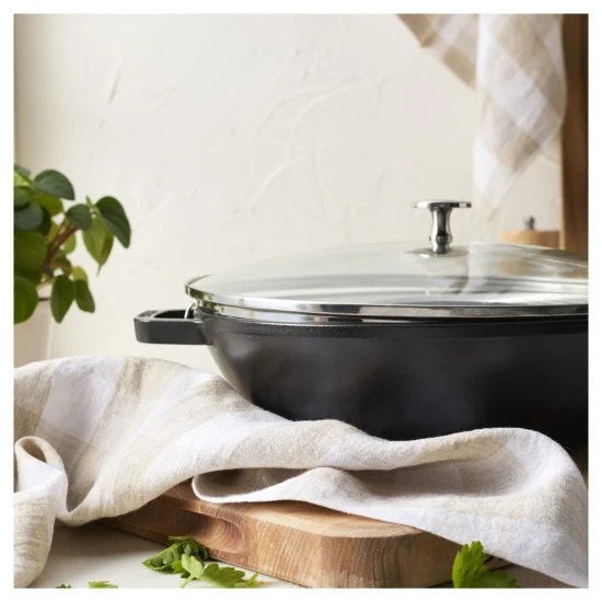 Staub Specialties | Wok üvegfedővel 30 cm | kerek | öntöttvas | fekete