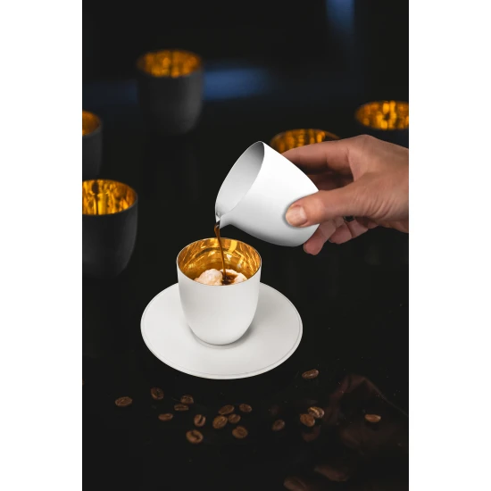 Eisch COSMO PURE WHITE Affogato al oro kávéscsésze kiöntővel díszhengerben 1dl 65 mm Eisch COSMO PURE WHITE Affogato al oro kávéscsésze kiöntővel díszhengerben 1dl 65 mm