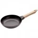 Staub serpenyő fa fogantyúval| fekete | kerek 20 cm Staub serpenyő fa fogantyúval| fekete | kerek 20 cm
